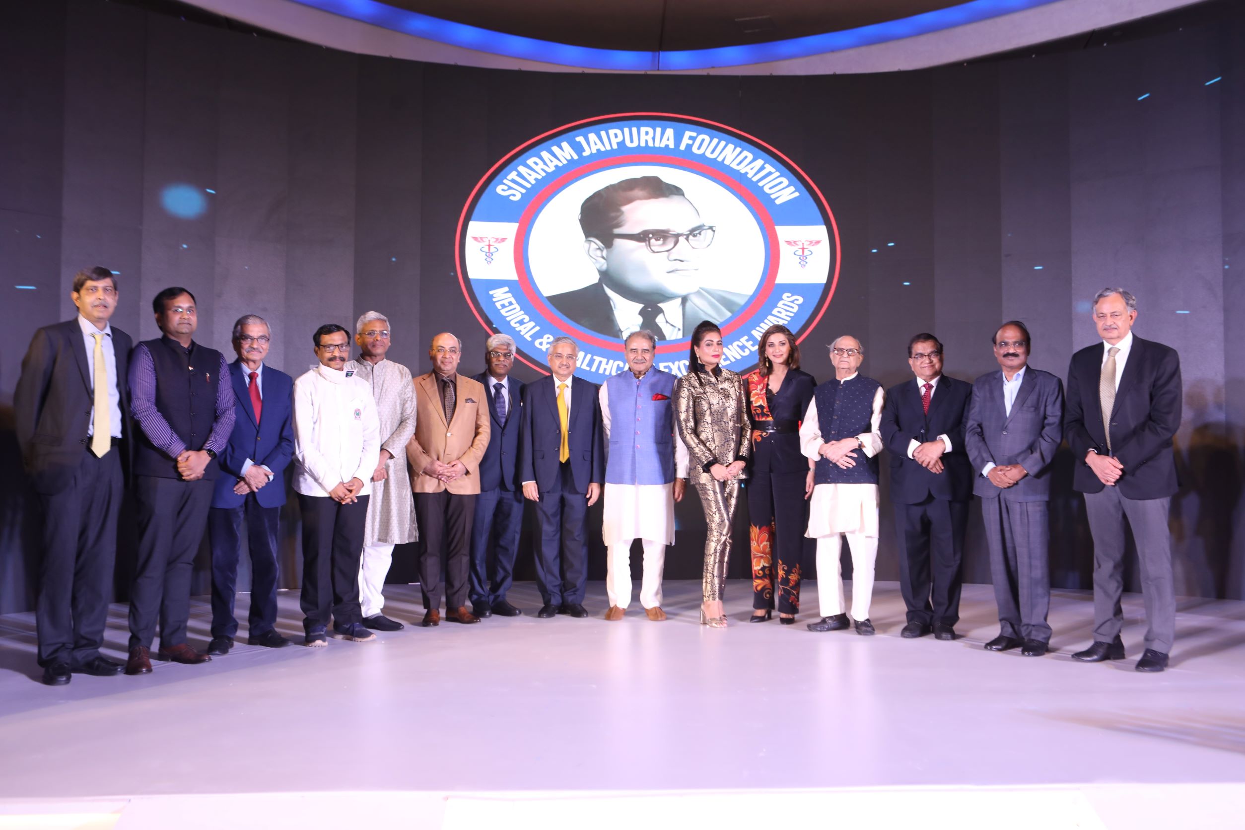 Ashok Jaipuria Yamini Jaipuria with honourable awardees and governing c...